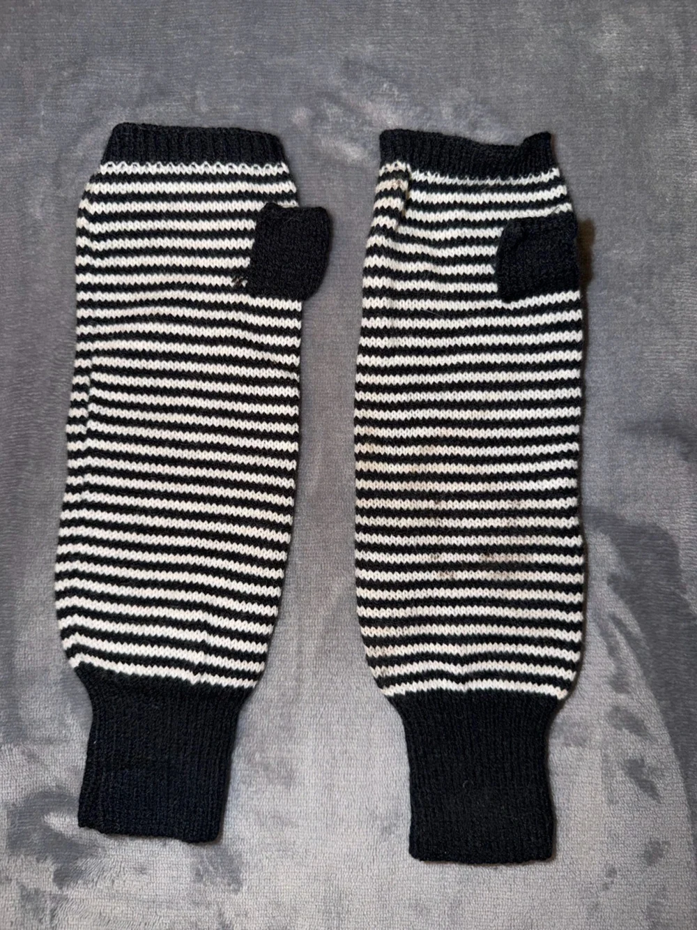 🖤🤍 Striped Knit Arm Cuffs/ Fingerless Gloves